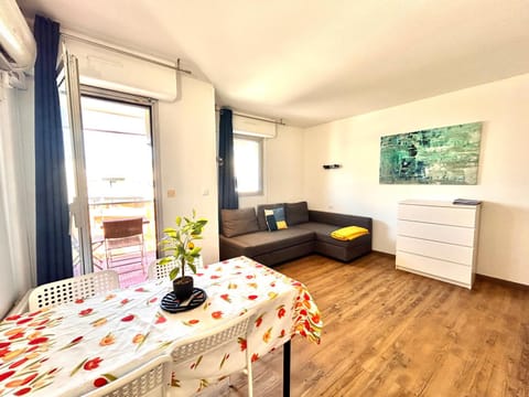 Azur- 4 pers Hyper centre - Plage à 2 mn à pied - Terrasse Apartment in Saint-Raphael