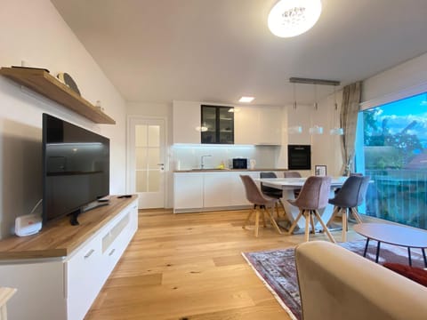 TV and multimedia, Living room, Dining area