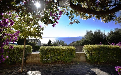 Rayol vue mer jardin plage à pied - St-Tropez 25km Apartment in Rayol-Canadel-sur-Mer