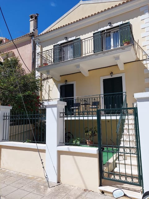 Property building, Balcony/Terrace, Location