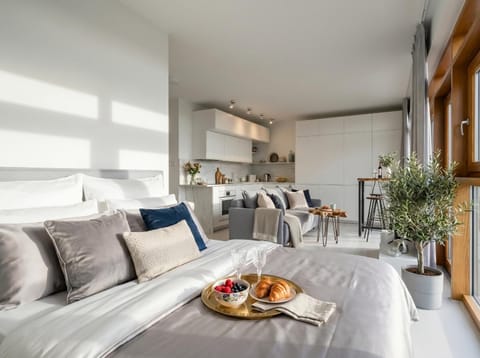 Kitchen or kitchenette, Living room, Food and drinks, Seating area, Dining area, Food