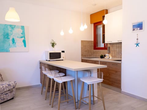 Kitchen or kitchenette, Dining area, hair dresser, minibar