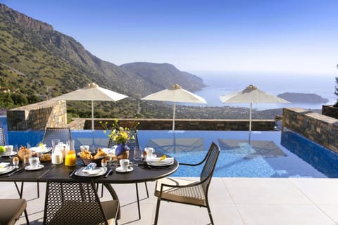 Dining area, Sea view, Swimming pool