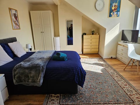 Homely double bed, TV, Wi-Fi and garden Bed and Breakfast in Leeds