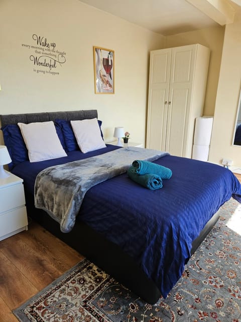 Homely double bed, TV, Wi-Fi and garden Bed and Breakfast in Leeds