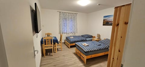 Bed, TV and multimedia, Photo of the whole room, towels