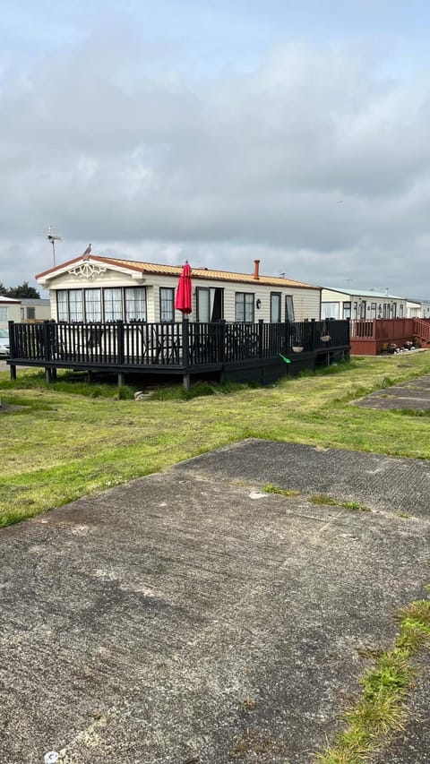 Caravan home Clacton-On-Sea St Osyth Campground/ 
RV Resort in Tendring District