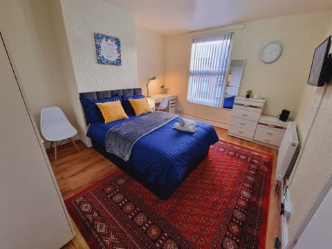 Bright sunny, double bed with garden, TV and Wi-Fi Bed and Breakfast in Leeds