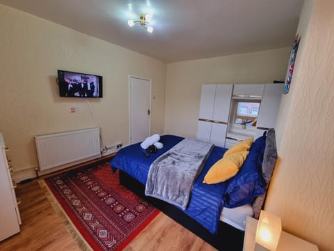 Bright sunny, double bed with garden, TV and Wi-Fi Bed and Breakfast in Leeds