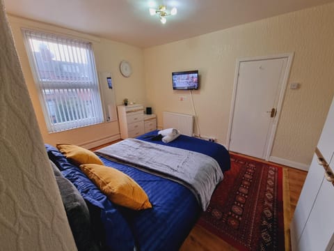 Bright sunny, double bed with garden, TV and Wi-Fi Bed and Breakfast in Leeds