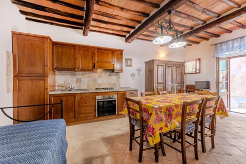 Kitchen or kitchenette, Seating area, Dining area, oven, stove