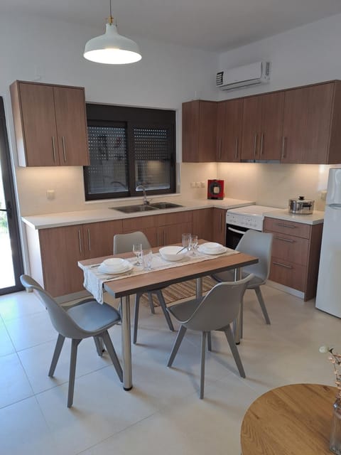 Kitchen or kitchenette, Dining area, pet friendly, stove, air conditioner