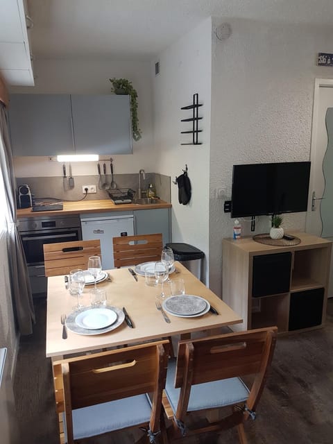 Kitchen or kitchenette, pet friendly, stove