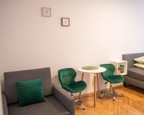 Bed, Photo of the whole room, Seating area, Bedroom