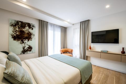 Bed, TV and multimedia, Photo of the whole room, Bedroom