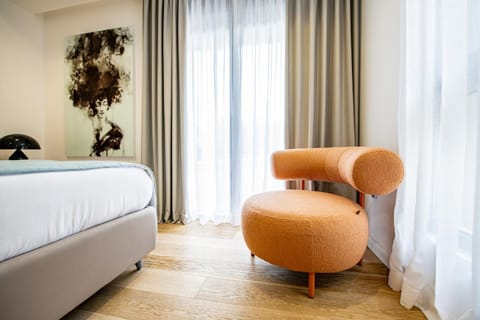 Bed, Living room, Photo of the whole room, Seating area, Bedroom