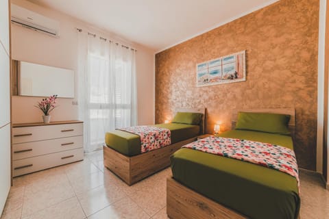 Bed, Living room, Photo of the whole room, Bedroom