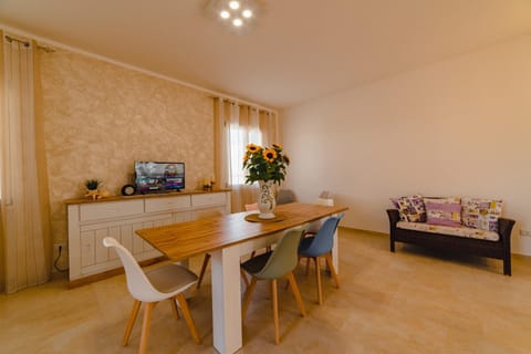 TV and multimedia, Living room, Dining area