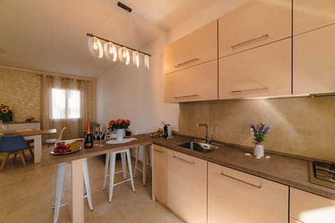 Coffee/tea facilities, Kitchen or kitchenette, Dining area, stove