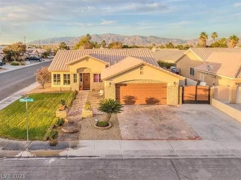 Property building, Neighbourhood, Bird's eye view, Mountain view, Street view