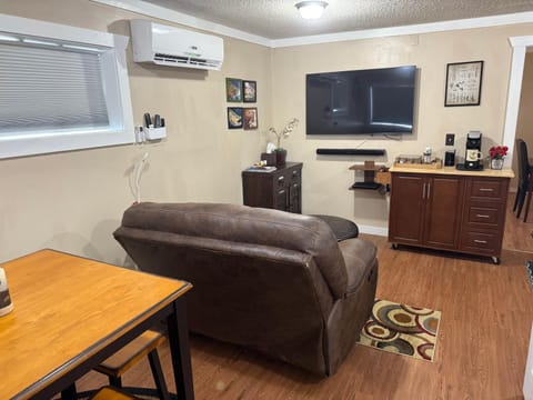 TV and multimedia, Living room, Dining area, air conditioner