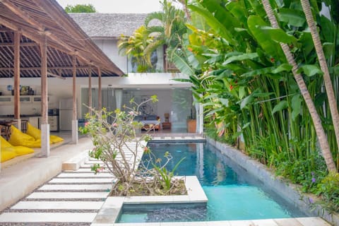 Property building, Patio, Day, Garden, Garden view, Pool view, Swimming pool, sunbed