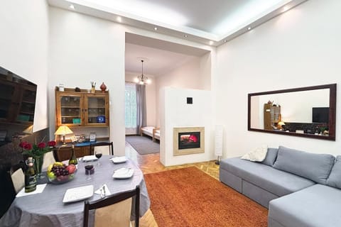 TV and multimedia, Living room, Seating area, Dining area, Pets, children, children, children, Family, Family, fireplace, fireplace, flat iron, internet, internet, internet, VIP