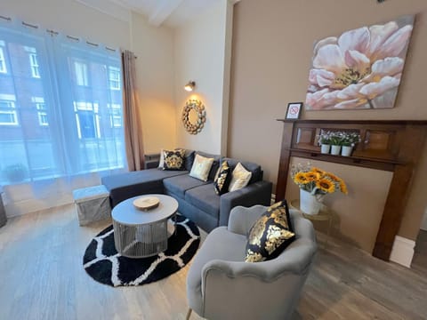 Steps Away to Abbey Glastonbury, Ground Floor 1 BD Apt, Sleeps 3 Apartment in Glastonbury