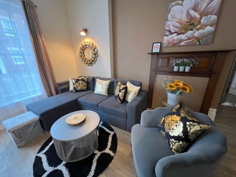 Steps Away to Abbey Glastonbury, Ground Floor 1 BD Apt, Sleeps 3 Apartment in Glastonbury