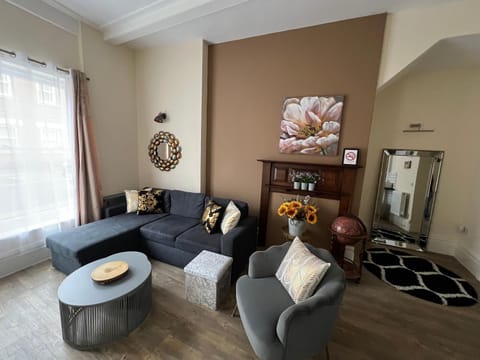 Steps Away to Abbey Glastonbury, Ground Floor 1 BD Apt, Sleeps 3 Apartment in Glastonbury