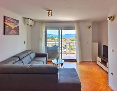 TV and multimedia, Living room, Seating area, Sea view