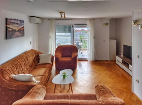 Communal lounge/ TV room, TV and multimedia, Living room, Seating area, air conditioner