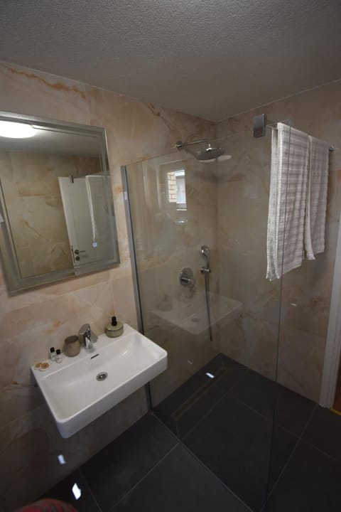 Shower, Bathroom, towels