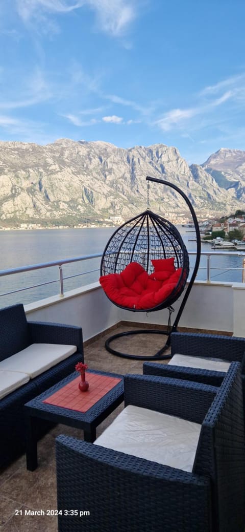 Balcony/Terrace, Balcony/Terrace, Seating area, Lake view, Mountain view