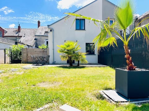 Loft de charme avec parking, jardin et terrasse Bed and Breakfast in Orléans