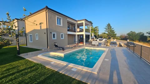 Property building, Garden, Swimming pool