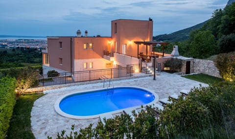 Property building, Day, Natural landscape, Mountain view, Pool view, Swimming pool, sunbed