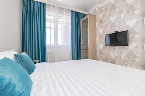 Bed, TV and multimedia, Photo of the whole room, Bedroom