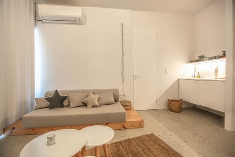 Living room, Seating area, air conditioner