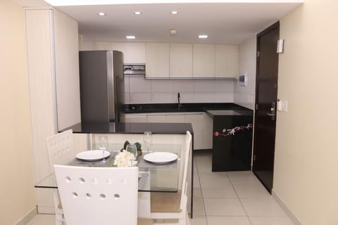 Kitchen or kitchenette, Dining area, minibar, stove