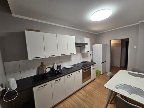 Coffee/tea facilities, Kitchen or kitchenette, stove