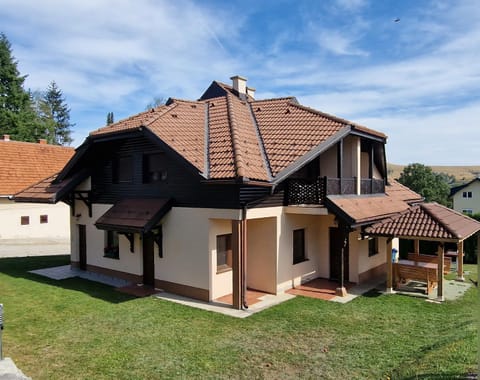 Property building, Day, Garden, Garden view