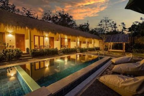 Property building, Night, Garden, Garden view, Pool view, Swimming pool, sunbed