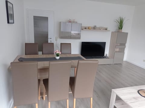 TV and multimedia, Living room, Seating area, Dining area, Evening entertainment