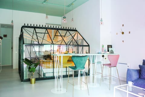 Seating area, Dining area