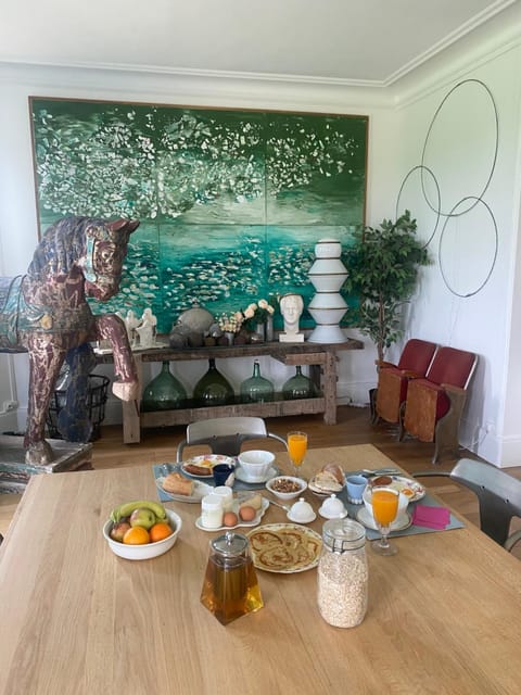 Living room, Food and drinks, Breakfast, Drinks