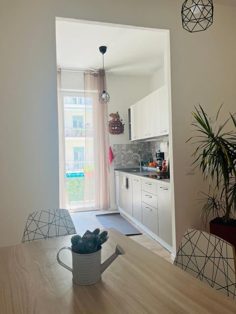 Kitchen or kitchenette, Dining area, minibar, pet friendly, stove