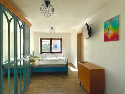 Bed, TV and multimedia, Bedroom, wardrobe