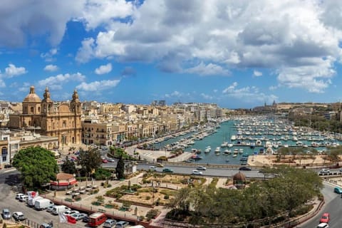 Modern 3 BR Apartment close to Paceville and Beach Apartment in Saint Julians