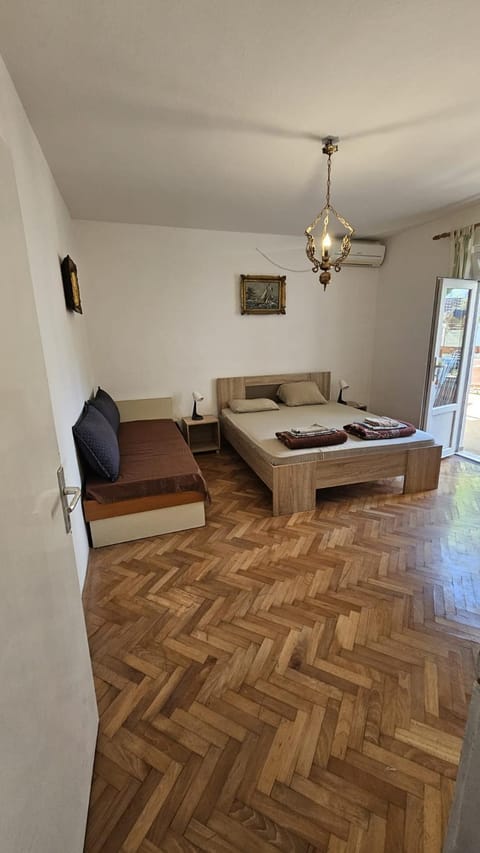 Bed, Photo of the whole room, Seating area, Bedroom